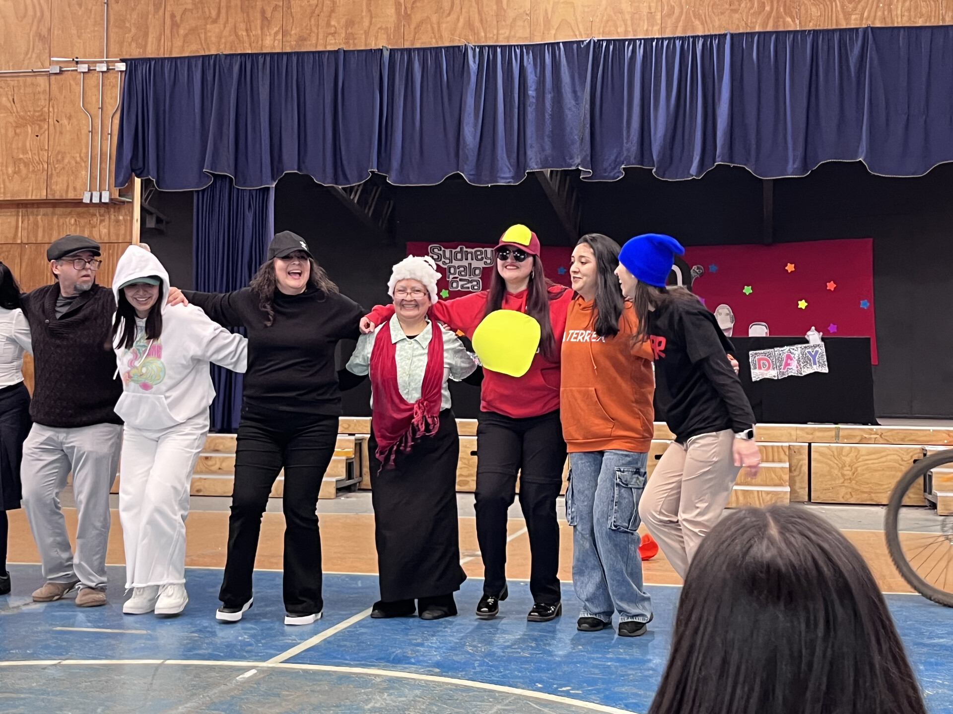 Equipo de profesores y monitores saludando juntos al cierre del show