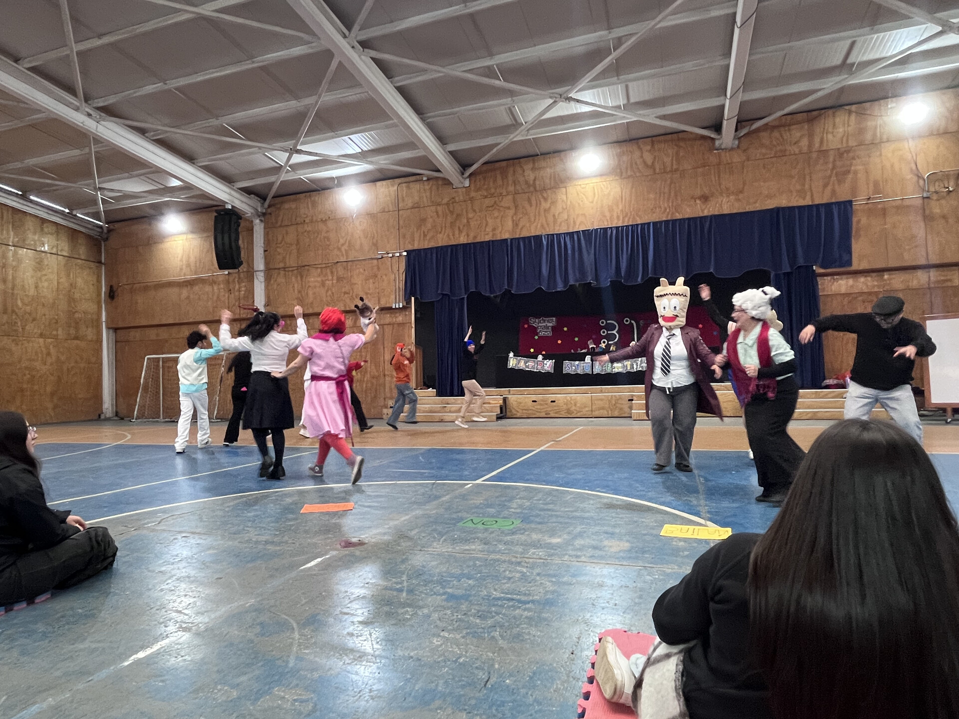 Coreografia grupal del numero de 31 Minutos en el gimnasio